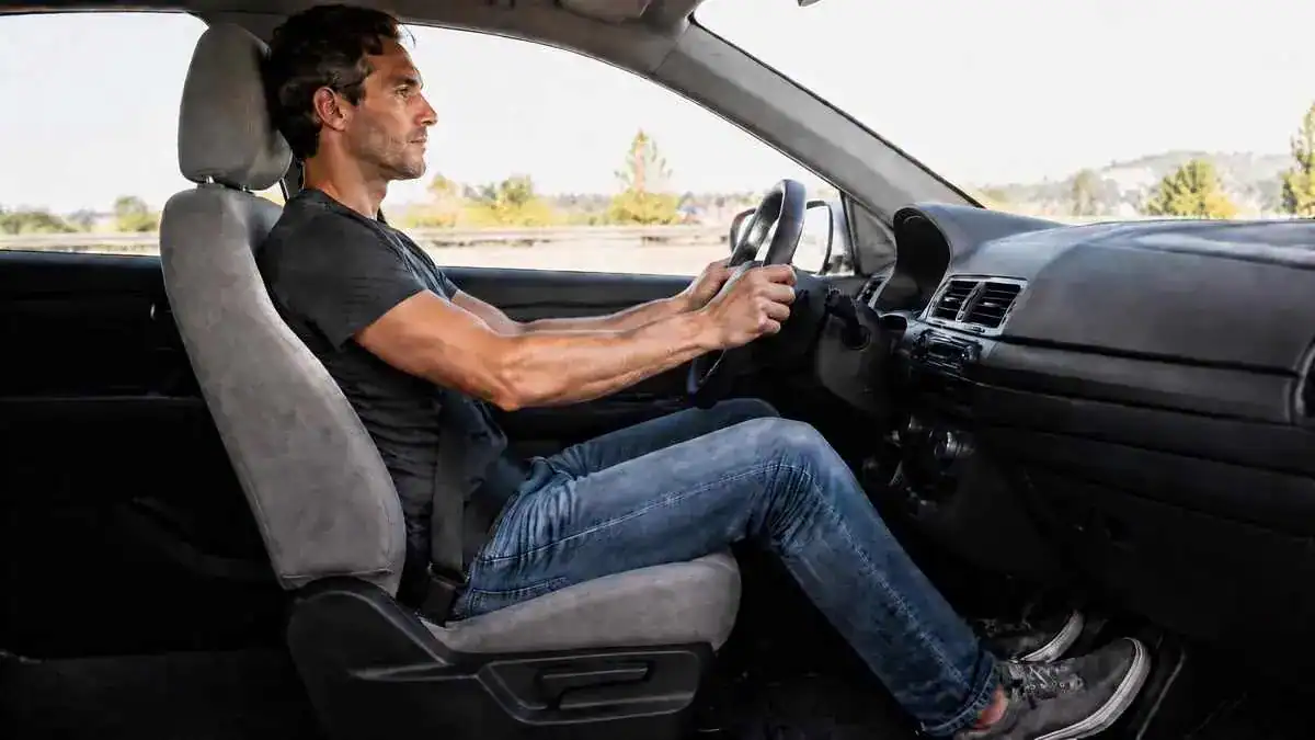 Lumbar support while driving with the lower back supported by the car seat